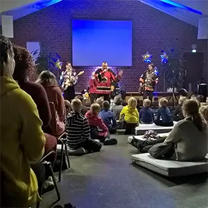 Kuva leirin iltaohjelmasta