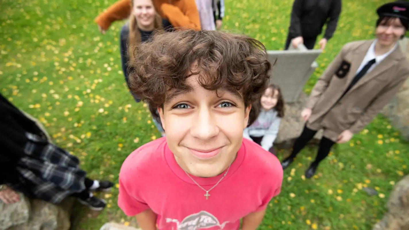 Karkun evankelinen opisto tarjoaa kristillisen lukion, aikuisten perusopetusta, TUVA-koulutusta, opistovuosi oppivelvollisille -linjan, 3 kuukauden Raamattukurssin ja paljon viikonloppukursseja ja leirejä. Kuvassa on nuoria opiston pihalla.